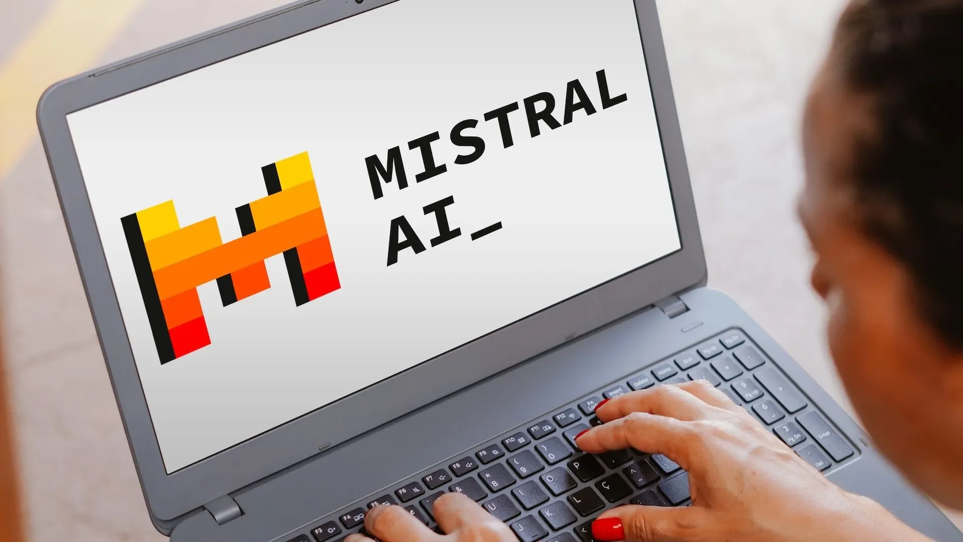 Mistral Large 2: новая флагманская модель ИИ от Mistral, соперничающая с Llama 3.1 и OpenAI